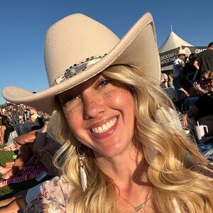 Meet your Posher, Crystal